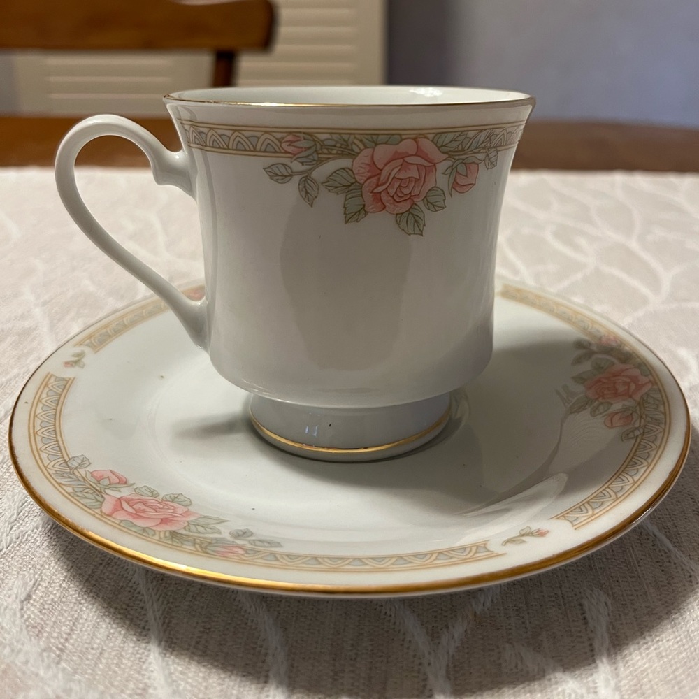 Vintage Crown Ming Fine China Christina Tea Cups with Saucers